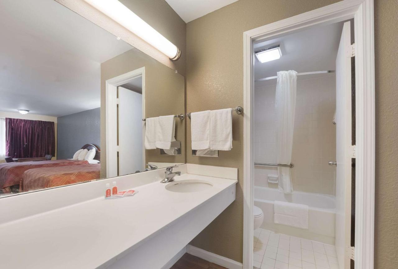 Econo Lodge Thomaston Esterno foto