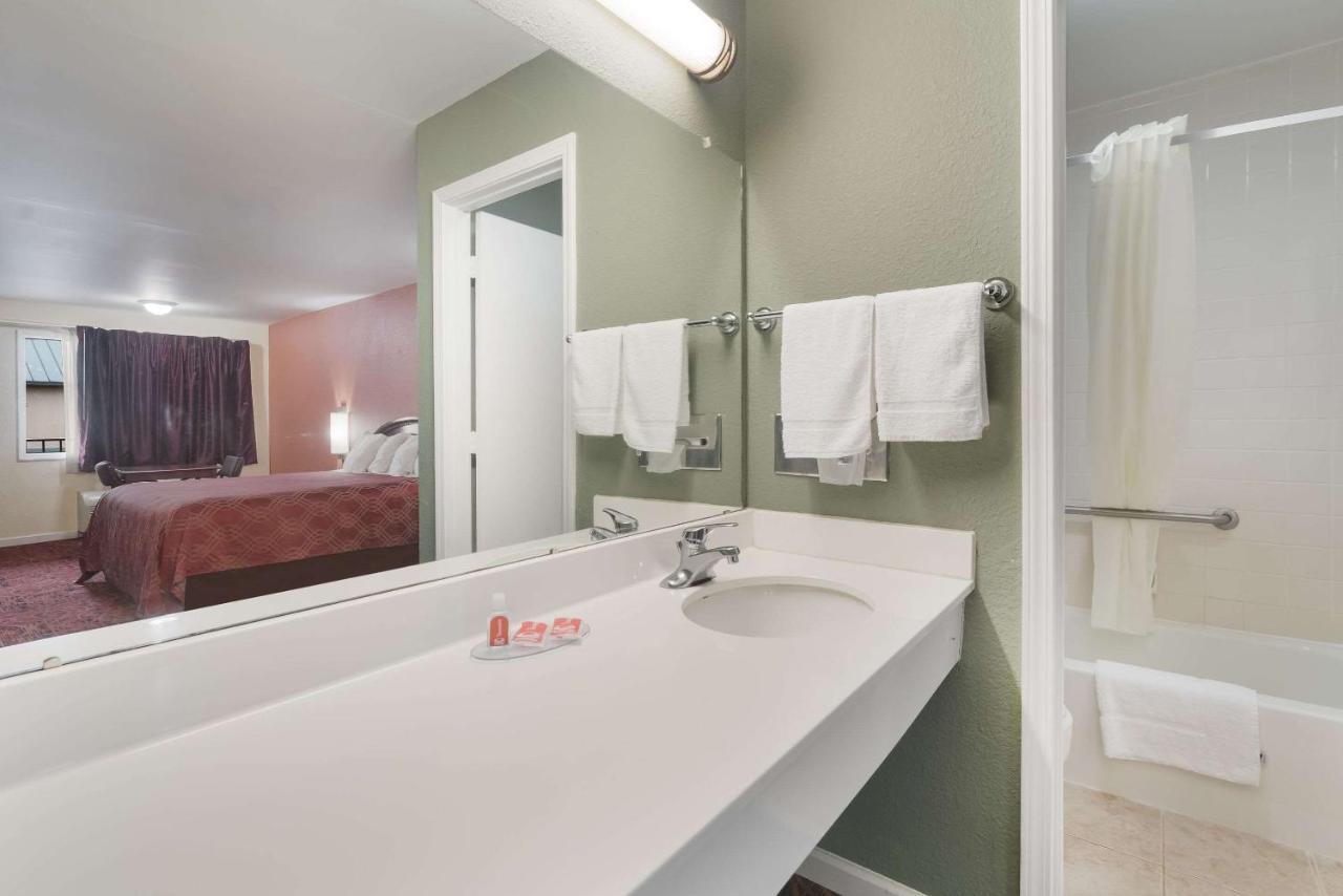 Econo Lodge Thomaston Esterno foto